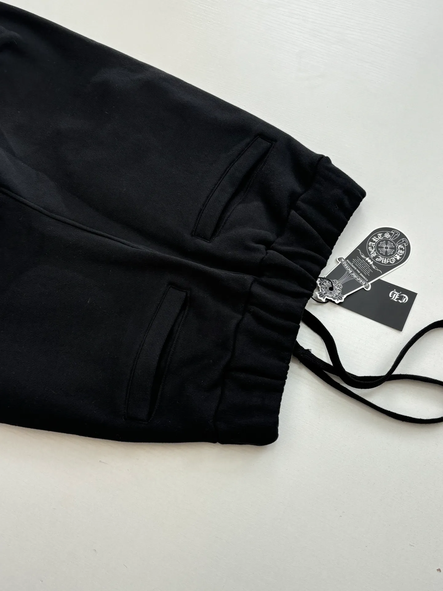 P366 Chrome Heart*/Chrome Heart Ch Sanskrit black loose-fitting leggings sweatpants. Made of high-weight velvet cotton fabric, which combines warmth and crisp texture. The version is the popular "wide at the top and narrow at the bottom" leggings silhouette. It is equipped with a drawstring waistband, double side pockets and back pockets. While maintaining a casual street feel, it highlights the tonality of luxury items through high-tech printing and fabric texture. Size: S/M/L